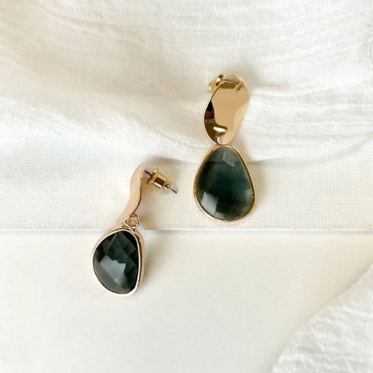 Dangling Earring with Glass Drop Black